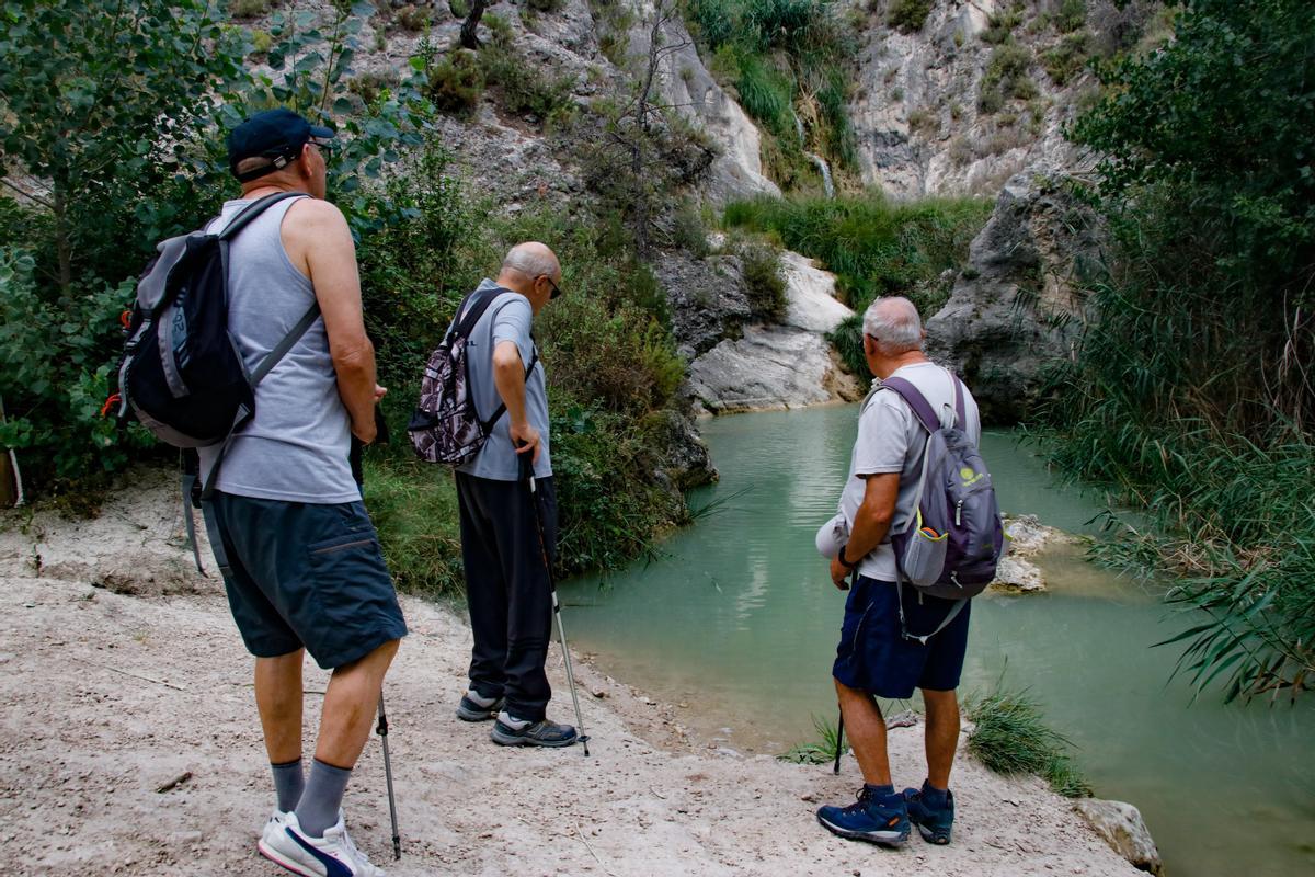 Tres excursionistas de una cierta edad rememorando épocas de juventud.