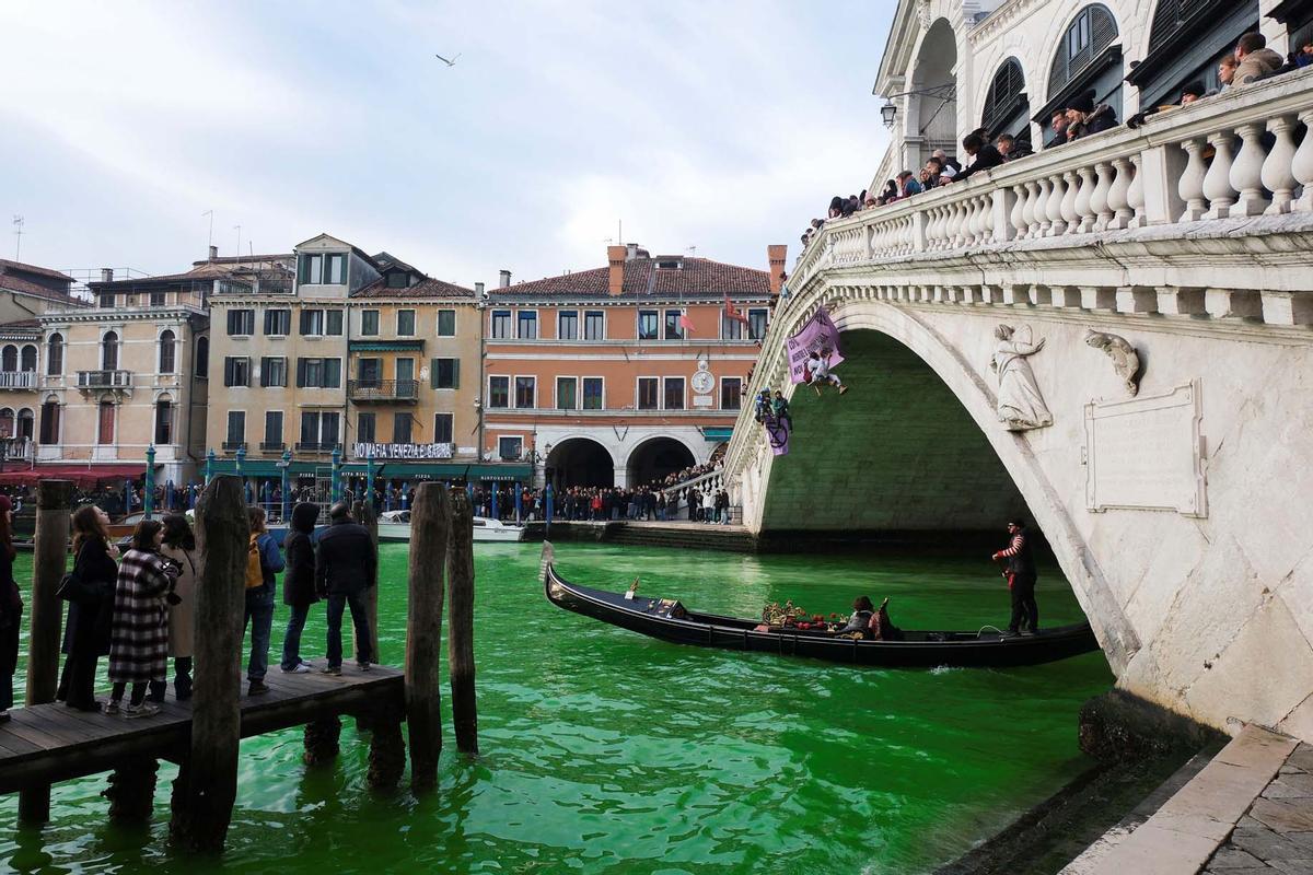 Protesta de activistas climáticos de la Rebelión de Extinción en Venecia y tiñen de  verdes las aguas del Gran Canal