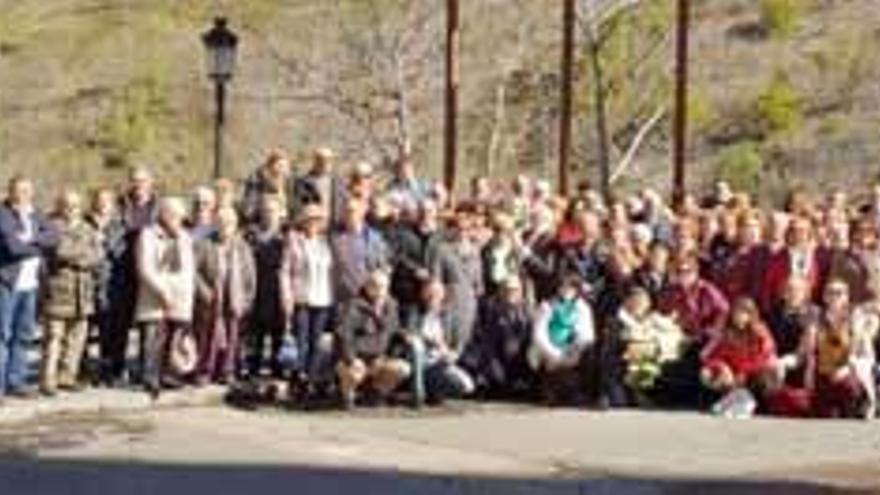 Los vecinos de La Pedrera visitan a la Virgen de Covadonga