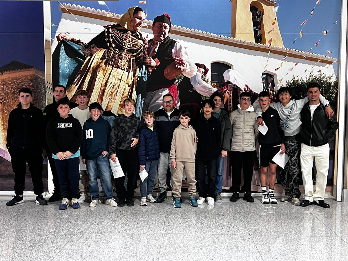 Los competidores de la delegación de Ibiza y Formentera que participaron  en Campeonato de Baleares de Tenis de segunda categoría alevín, infantil, juvenil y cadete