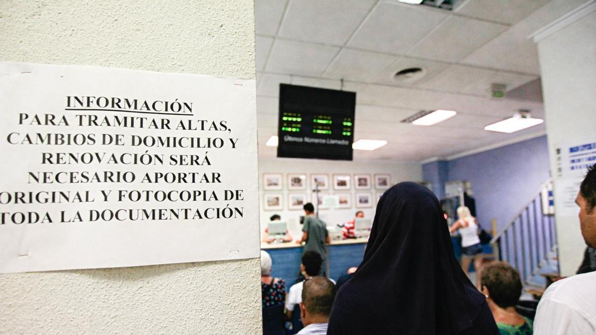 Una mujer con una prenda musulmana, en dependencias municipales de Alicante