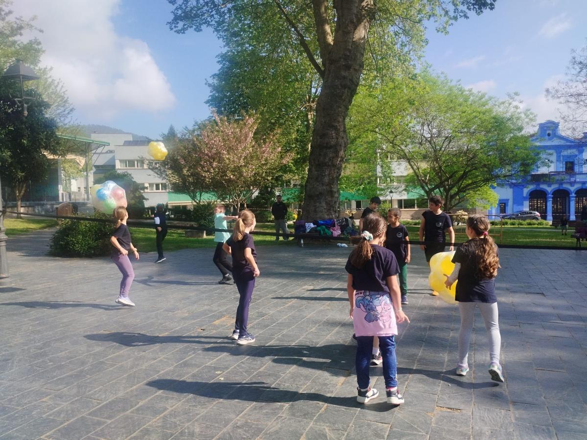 Así fue la jornada de Educación Física en la Calle del colegio Bernardo Gurdiel de Grado