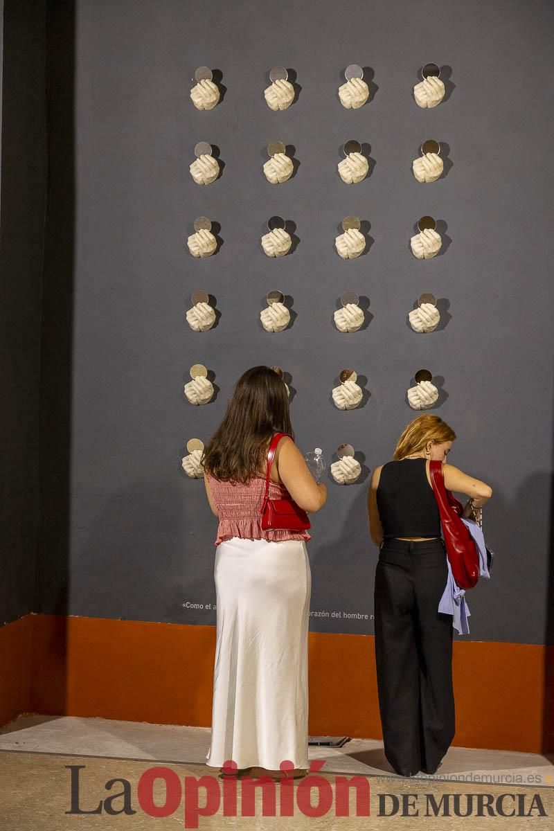 Así es la exposición 'Los Asomados' de Lidó Rico, que llega a Caravaca en su Año Jubilar