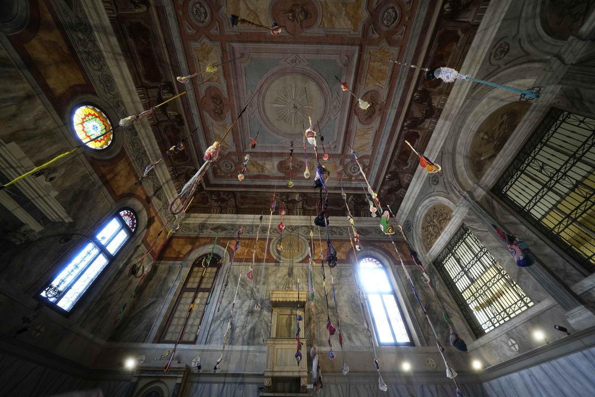 Fuera de la prisión de mujeres de Giudecca, que alberga el pabellón de la Santa Sede durante la inauguración previa de la exposición de arte de la 60ª Bienal de Venecia