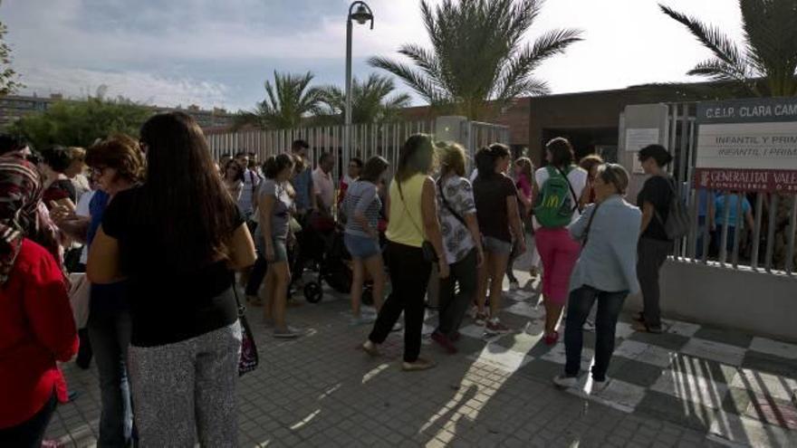 Familias en el colegio Clara Campoamor.