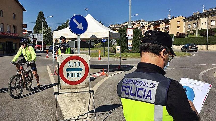 Agents de la Policia Nacional espanyola al control de la frontera de Puigcerdà