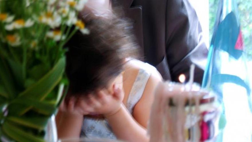 Imagen de archivo de una niña llorando.