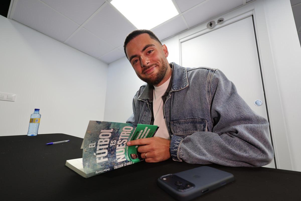 Galería | La presentación de 'El fútbol es nuestro', el libro de Rafael Escrig, en imágenes