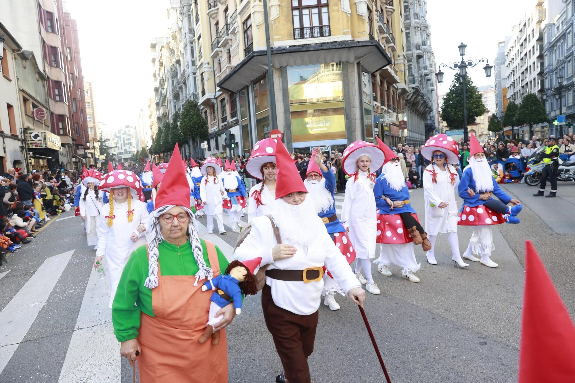 El Carnaval llena de color y alegría las calles de Oviedo