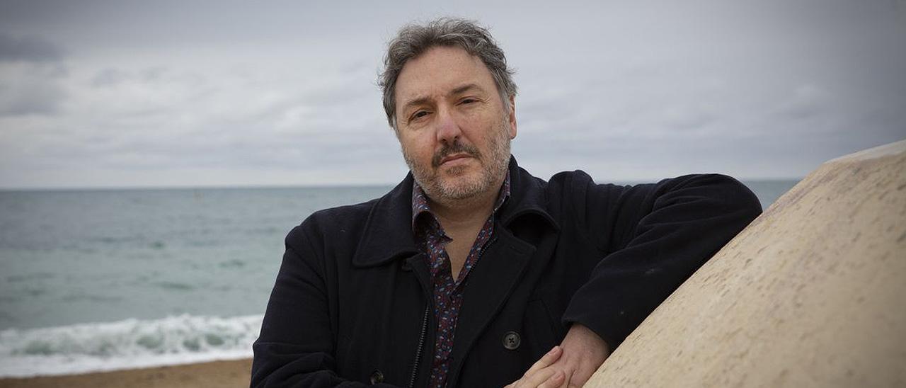 Carlos Zanón, en la playa de la Barceloneta.