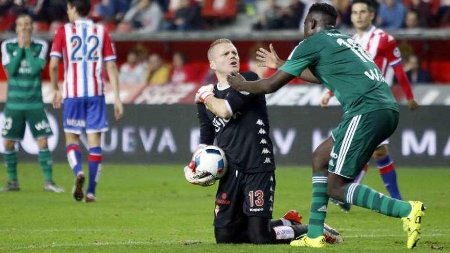 Alberto discute con N&#039;Diaye por la posesión del balón. // L.N. España