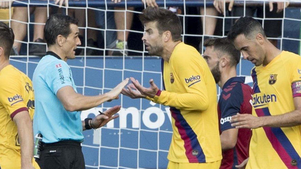 Martínez Munuera, discutiendo con Piqué en un Osasuna-Barça