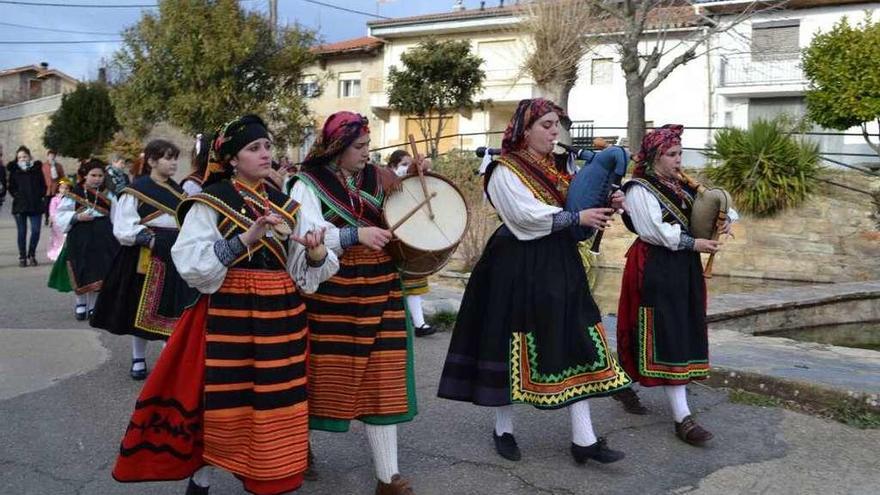 Desfile con trajes típicos por las calles de Nuez.