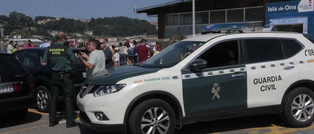 La Guardia Civil acudió esta semana al puerto de Bueu para levantar acta de las denuncias de dos vecinos de Ons. // Santos Álvarez