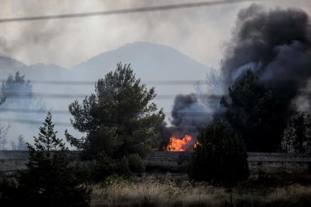 El fuego se originó en una solar lleno de residuos inflamables y donde llegaron a explotar dos bombonas de gas