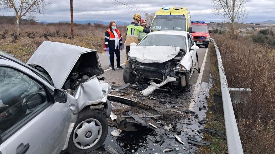 Rescatados dos hombres tras colisionar frontalmente sus vehículos entre Magaz y Cacabelos (León)