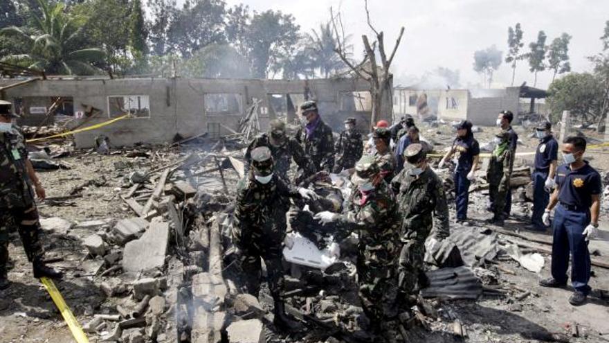 Soldados filipinos trasladan un cadáver tras una explosión ocurrida en la fábrica de material pirotécnico Starmaker Fireworks, ubicada en la localidad de Trece Martires, a unos 25 kilómetros al sur de Manila.