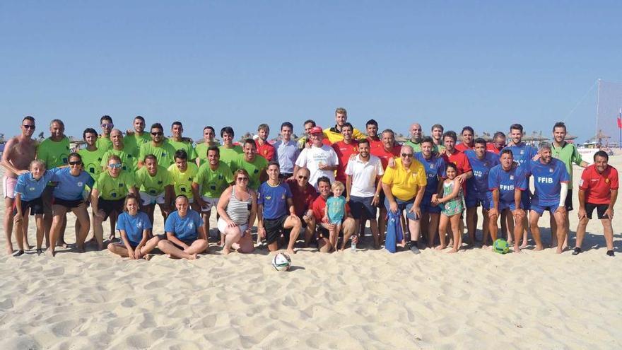 Fútbol playa de nivel en Cala Mesquida