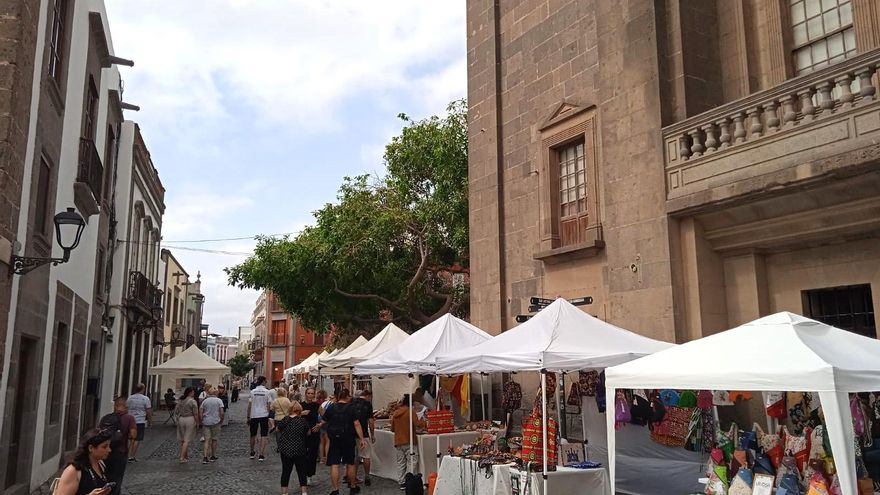 El mercadillo de artesanía de Vegueta crece y amplía su oferta con 6 nuevos puestos de venta