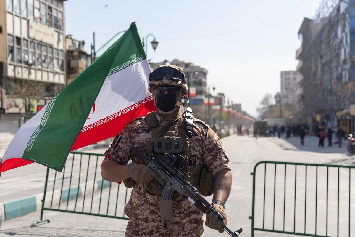 Un efectivo de la Guardia Revolucionaria de Irán en Teherán.