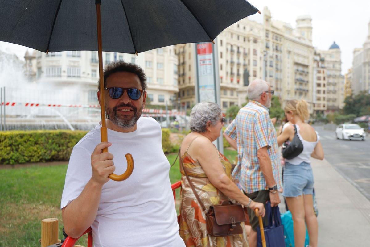 Hombre sobrelleva el calor