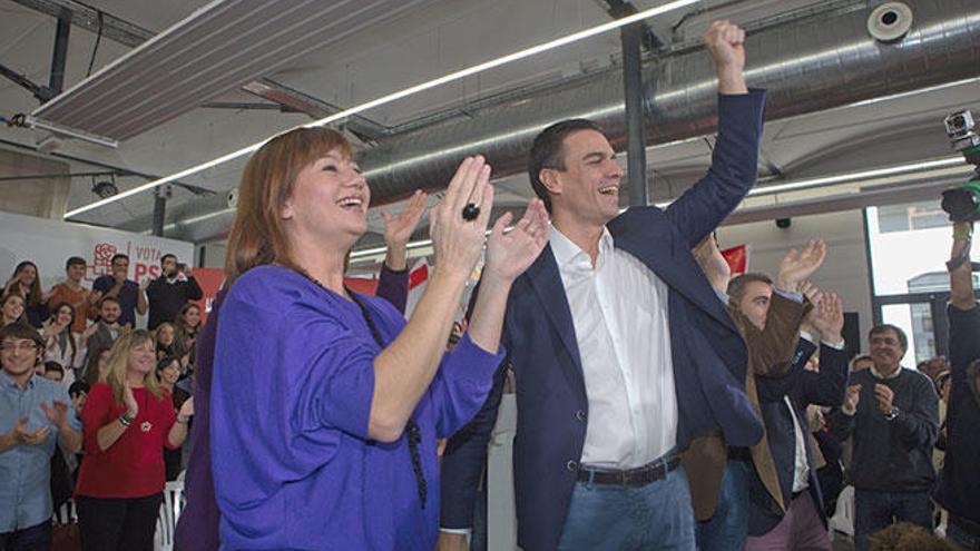 Francina Armengol con Pedro Sánchez.