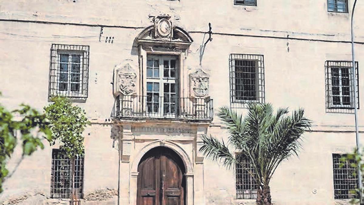 En el viejo caserón del actual instituto Lcdo. Cascales se dieron las primeras clases de la universidad murciana.
