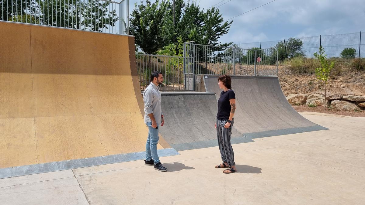 El alcalde Falomir y la edila Segura, durante su visita al renovado ‘skate park’ de l'Alcora.
