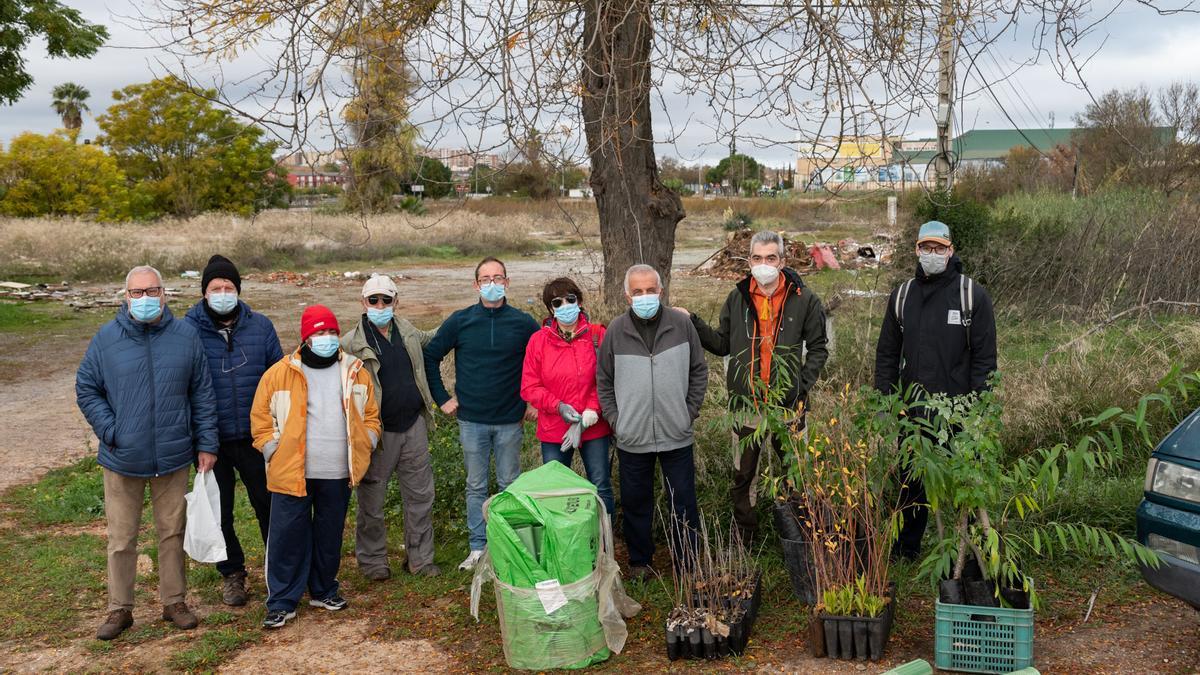 Los voluntarios que participaron ayer en la plantación en el arroyo San Gabriel.