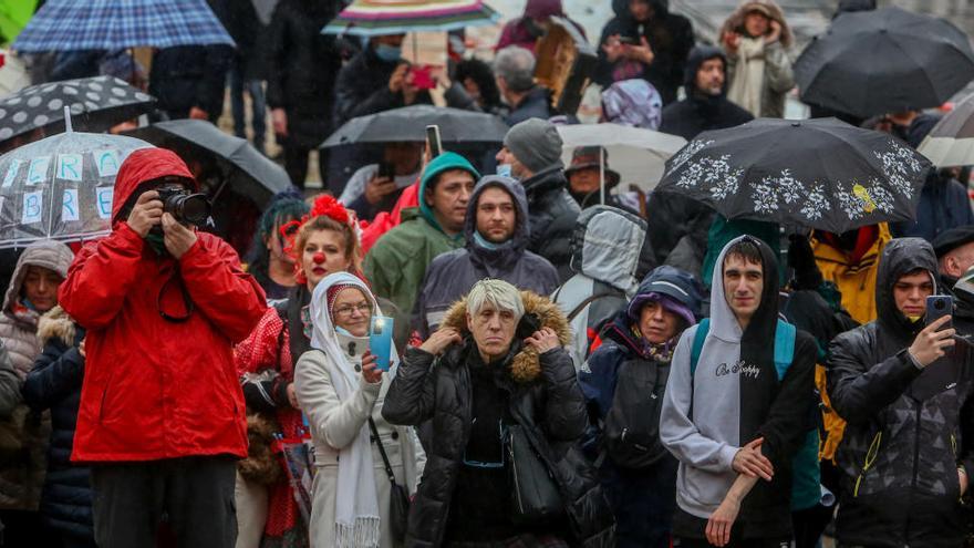 Manifestantes marchan en Madrid contra las restricciones.