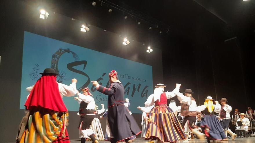 Clausura de la Selmana del Folclor del grupo El Ventolín en Pola de Siero