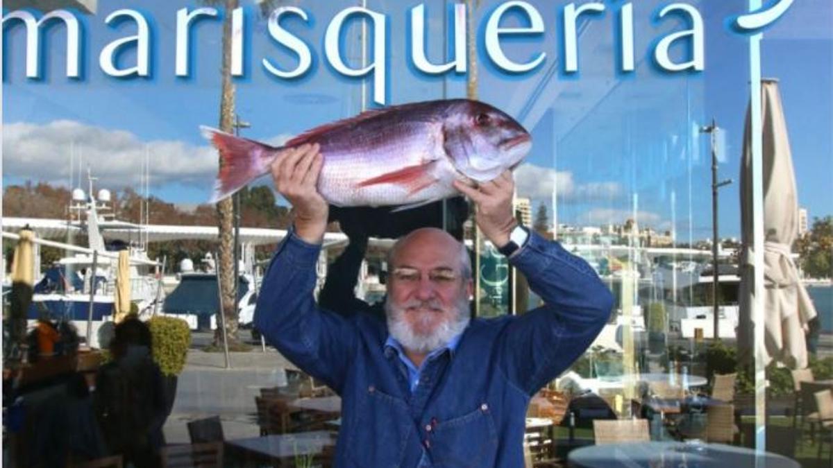 Fernando Huidobro, en una simpática pose delante de la marisquería Godoy.