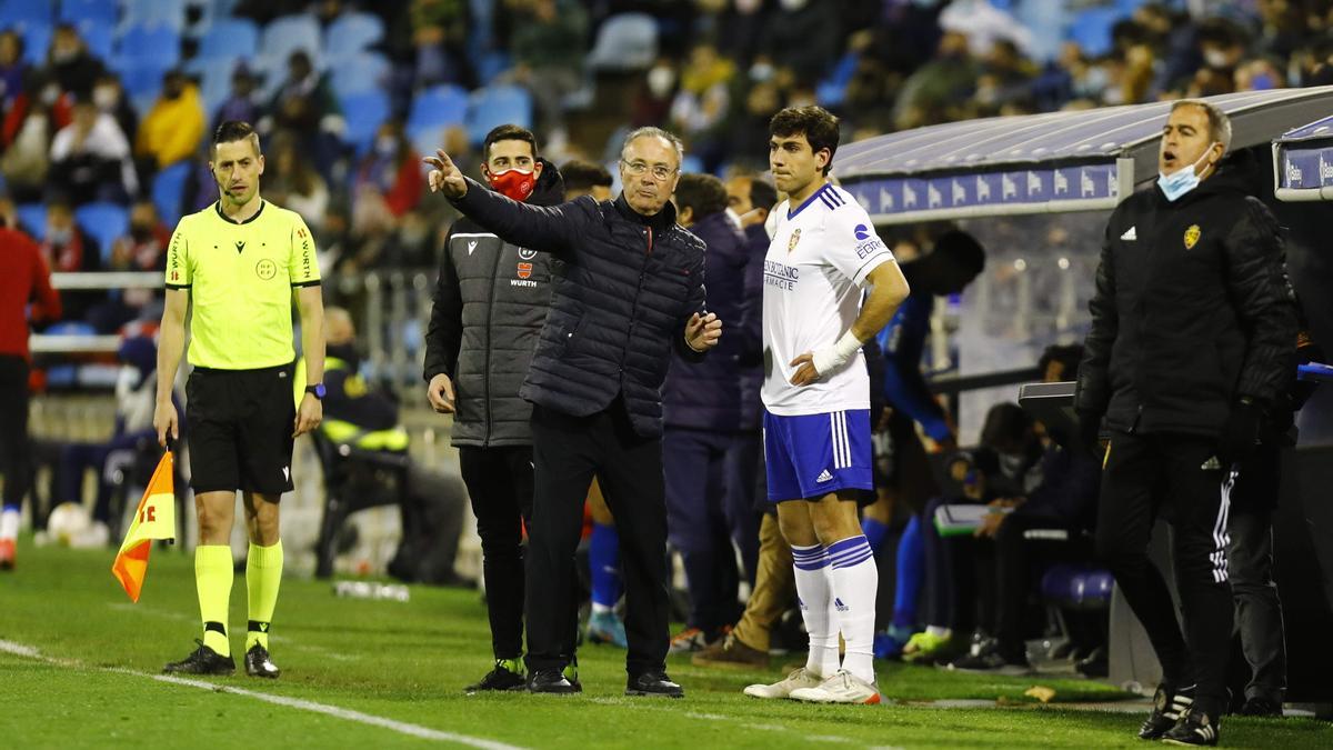 Juan Ignacio Martínez da instrucciones a Iván Azón antes de saltar al campo contra el Almería, una de sus últimas presas.