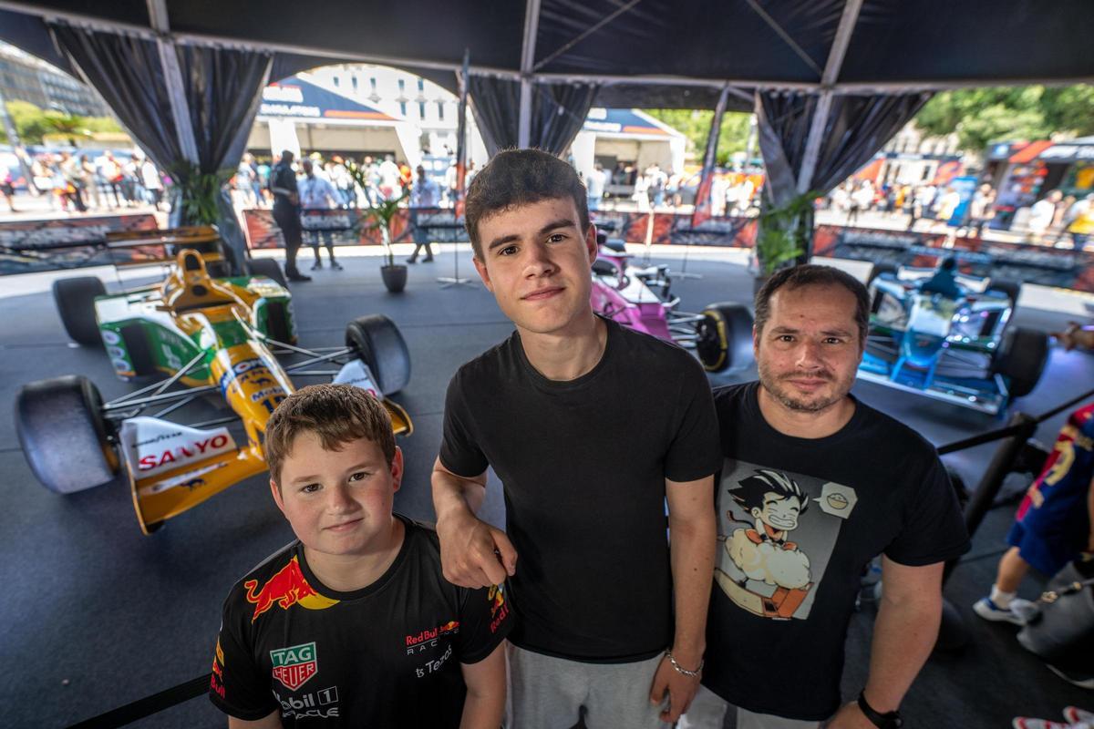 Xavi y Aarón junto a su padre en el Fan Village de Plaça Catalunya