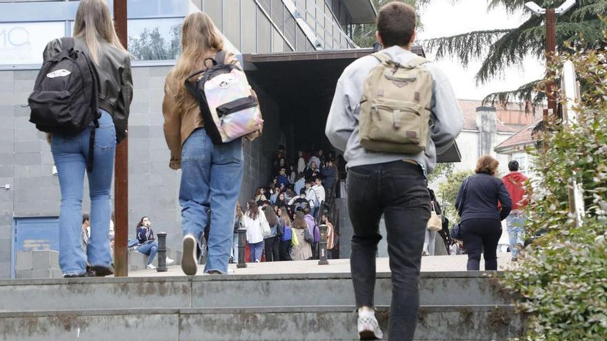 Estudantes da USC facendo cola para entrar na Biblioteca Concepción Arenal do Campus Sur