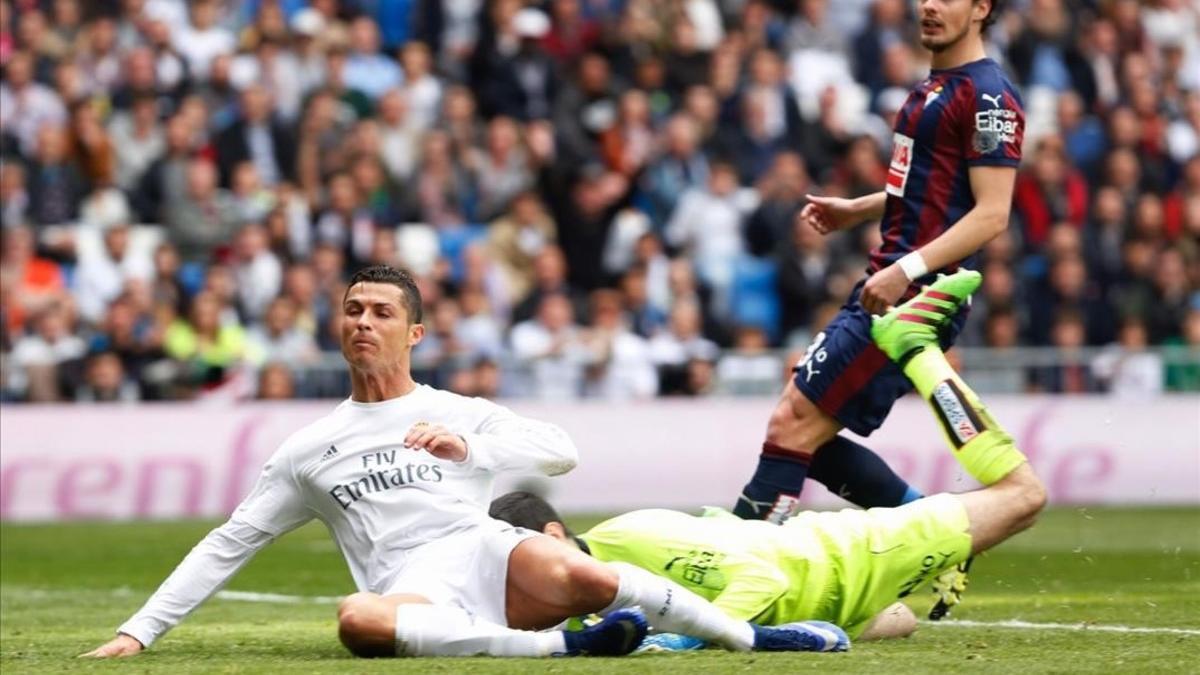 El portero Riesgo se avanza a Ronaldo en una acción del partido en el Bernabéu.