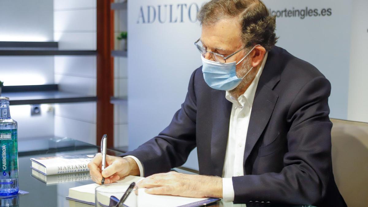 Archivo - El expresidente del Gobierno Mariano Rajoy firma su nuevo libro en una tienda de El Corte Inglés, a 7 de diciembre de 2021, en Vigo, Galicia (España).