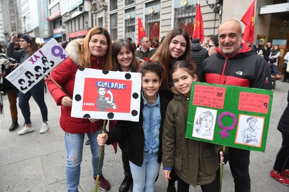 Multitudinaria participación en la marcha que ha recorrido las calles de la ciudad para denunciar las desigualdades y violencias que, en pleno siglo XXI, aún padecen las mujeres.