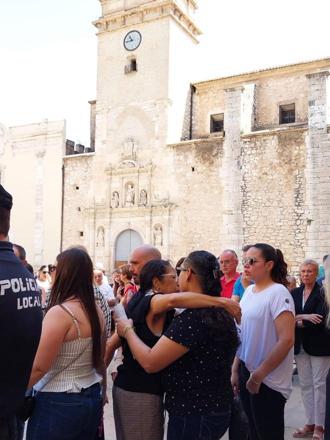 Así ha sido el minuto de silencio en Algemesí tras el doble crimen machista