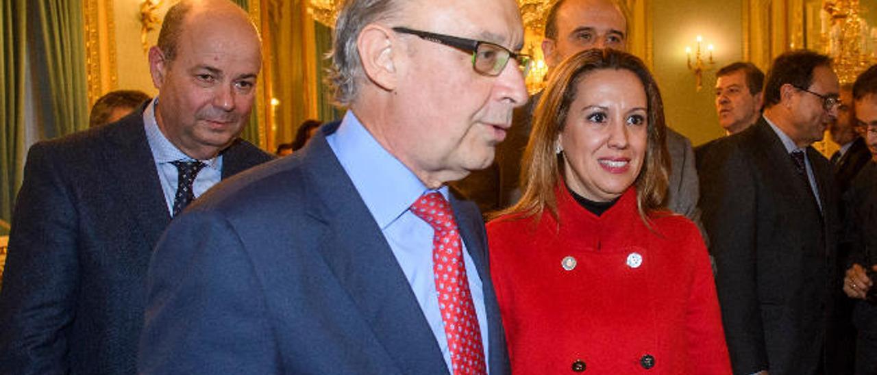 Cristóbal Montoro y Rosa Dávila en una reunión en Madrid.