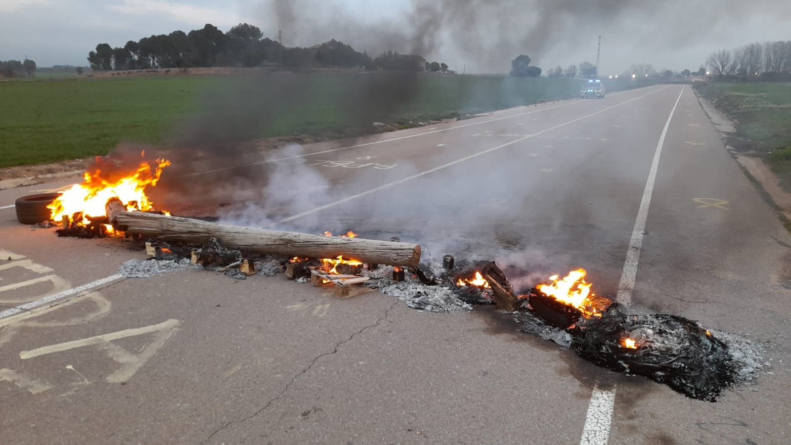 EN IMATGES | Funcionaris bloquegen l'accés a la presó de Lledoners