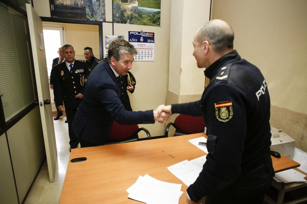 Visita del director general de la Policía, Gabino de Lorenzo y el Jefe Superior de la Policía de Asturias a la comisaría de Policía Nacional de Avilés