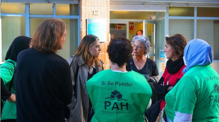 La PAH, la APE y el Sindicat de Llogateres denuncian la &quot;inacción&quot; de los servicios sociales del Ayuntamiento de L'Hospitalet.