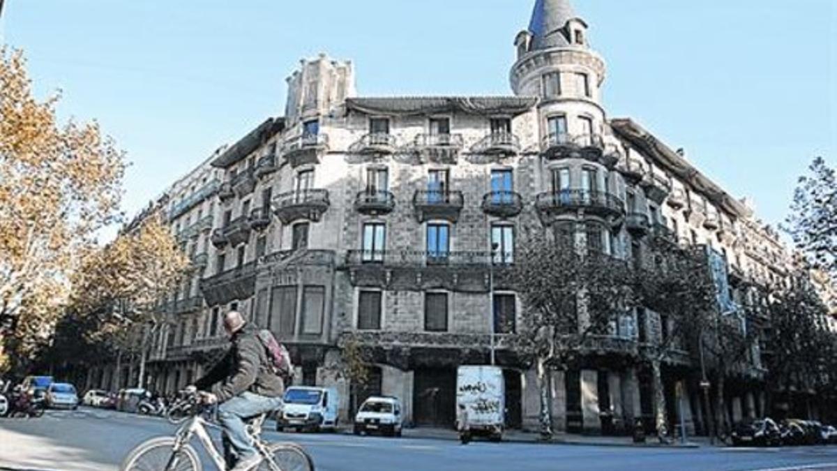 Casa Burés, edificio modernista en la esquina Ausiàs March-Girona.