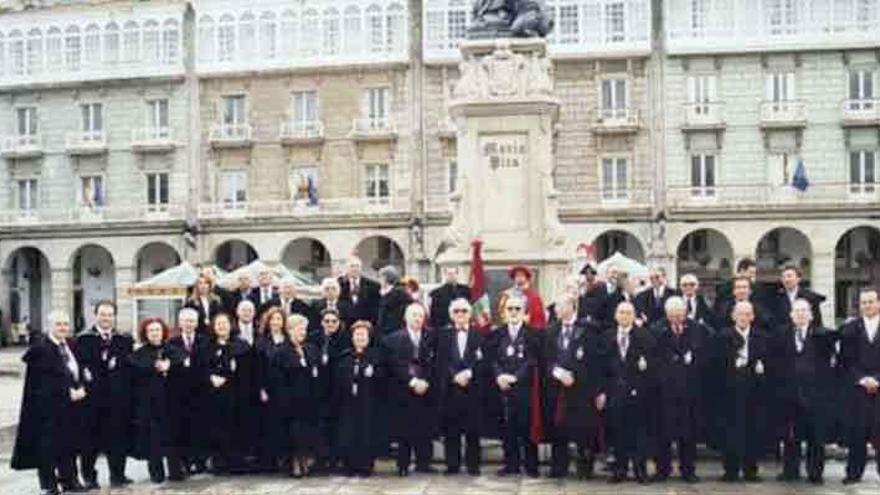 Integrantes de la Real Orden de Caballeros de María Pita. // D.P.