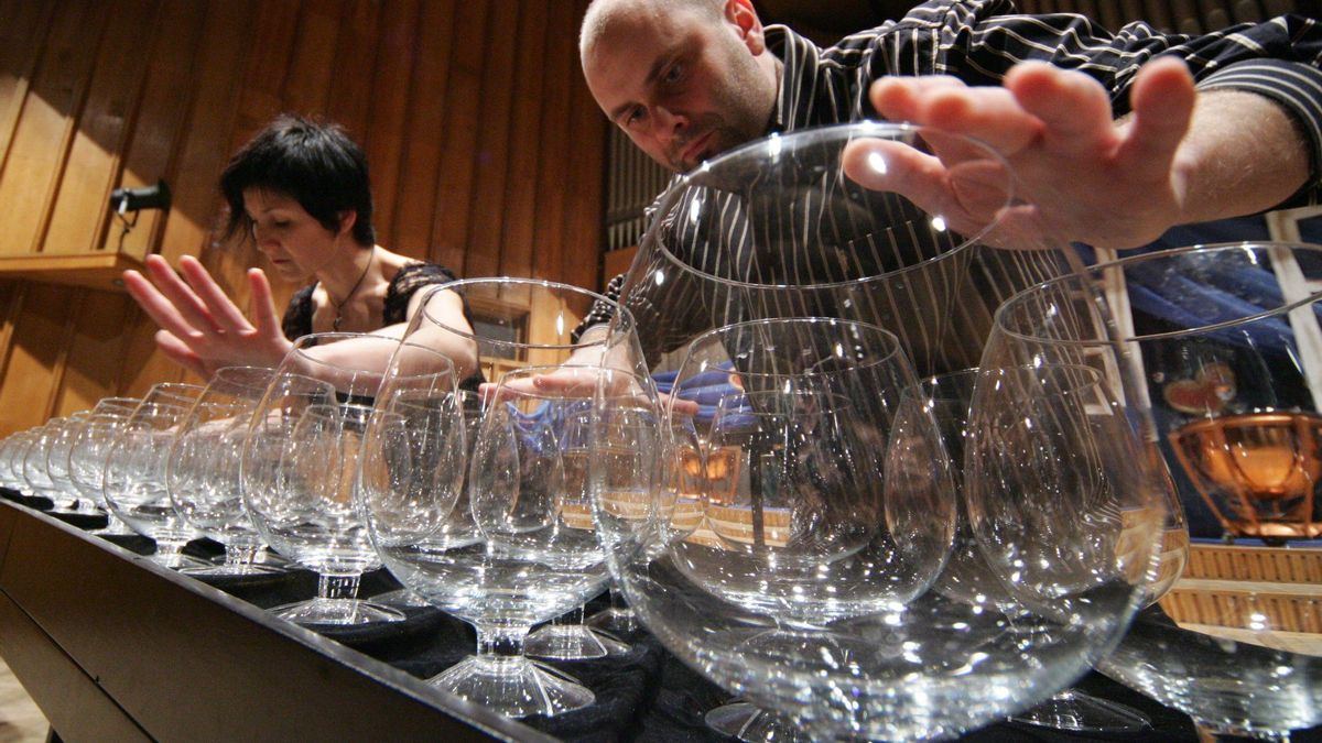 El dúo GlassDuo, especializado en el sonido del arpa de cristal