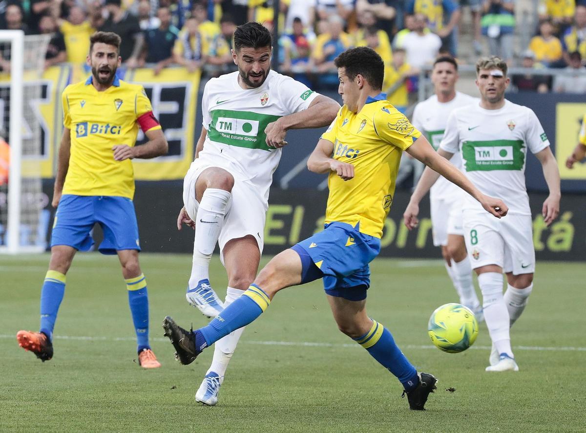 El defensa del Elche CF Antonio Barragán (2i) lucha por el balón con el centrocampista neerlandés del Cádiz CF Oussama Idrissi (2d), durante el partido de la jornada 35 de Liga en Primera Divisiónen el Estadio Nuevo Mirandilla, en Cádiz. EFE/Román Ríos.