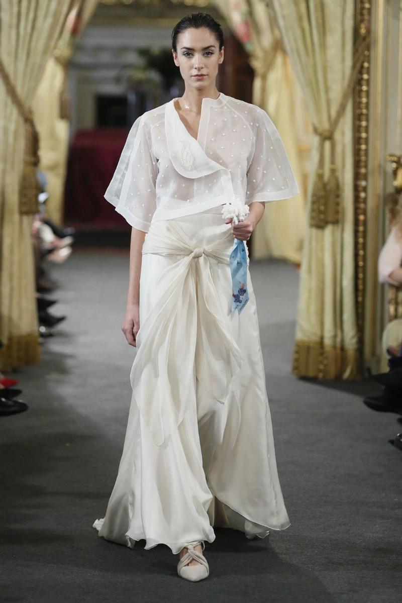 Vestido en blanco perlado de la colección otoño-invierno 2018 de Cristina Piña