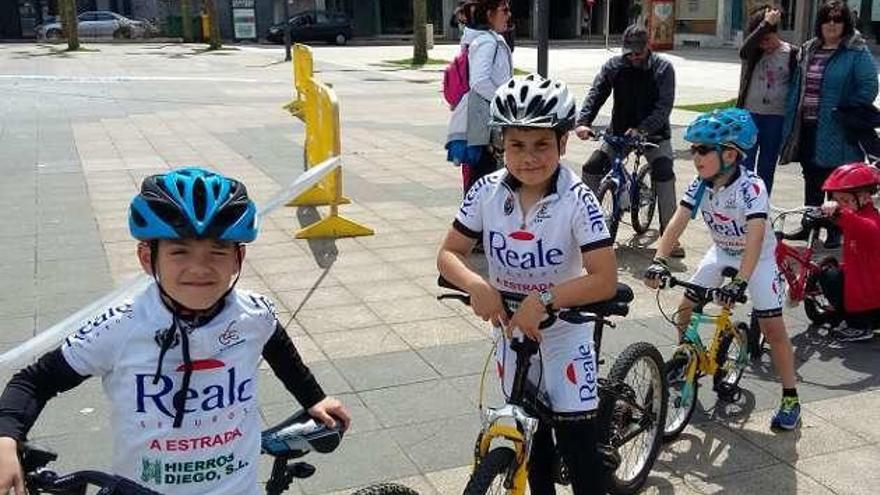 Las escuelas del CC Estradense corrieron en Carballo.