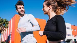 Ficha estas 10 prendas perfectas para correr por ser cómodas, ligeras y secarse rápido